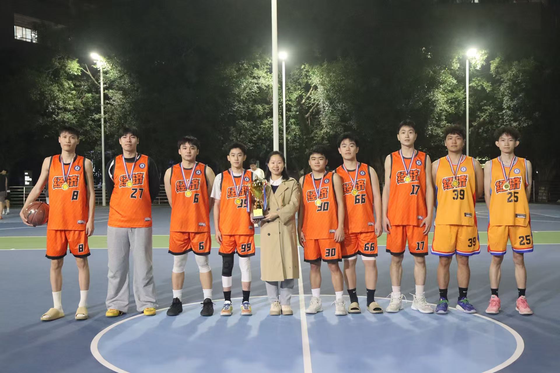 图2 冠军队伍.jpg