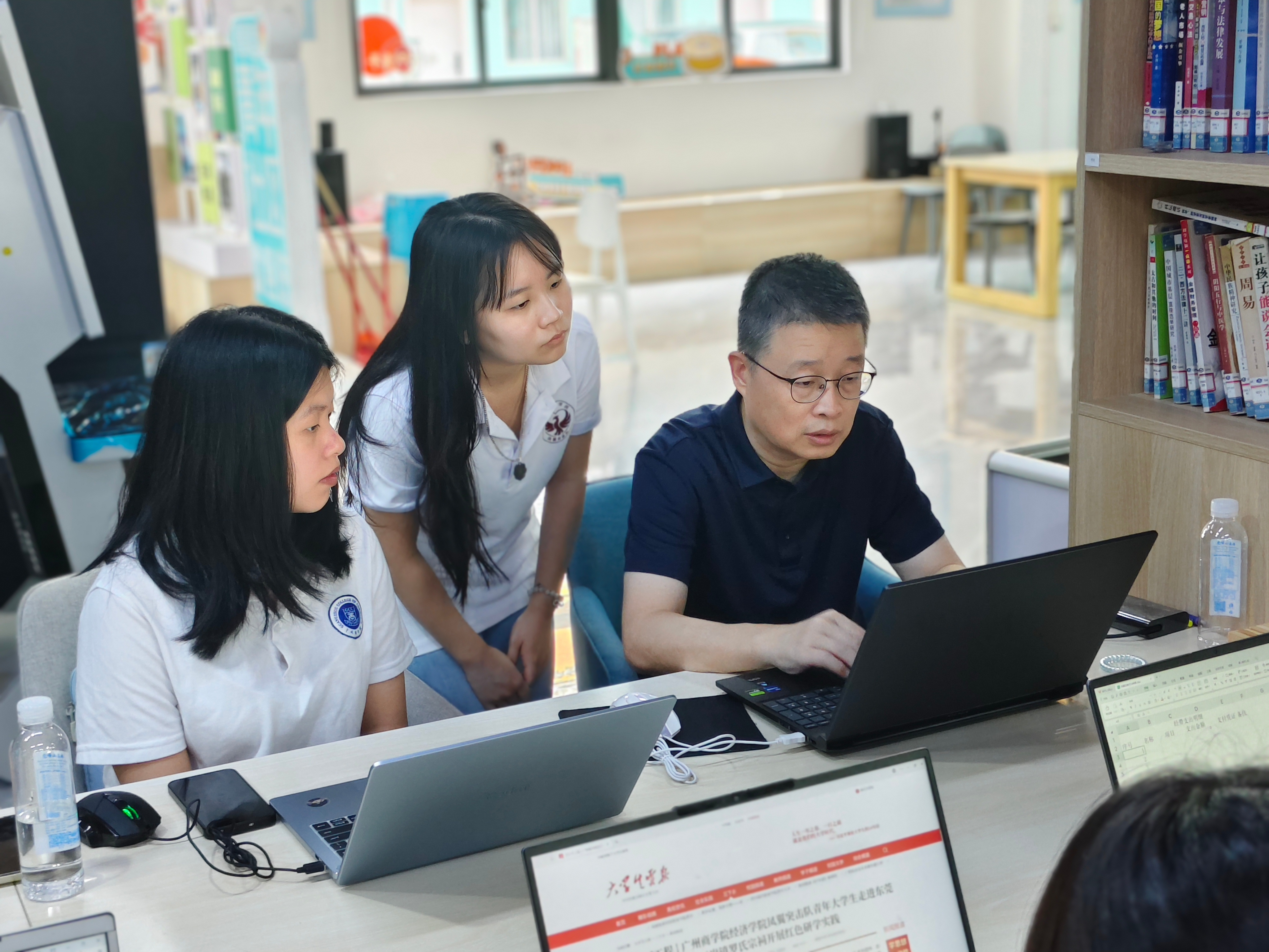 1吴院指导写调研报告 正脸.jpg