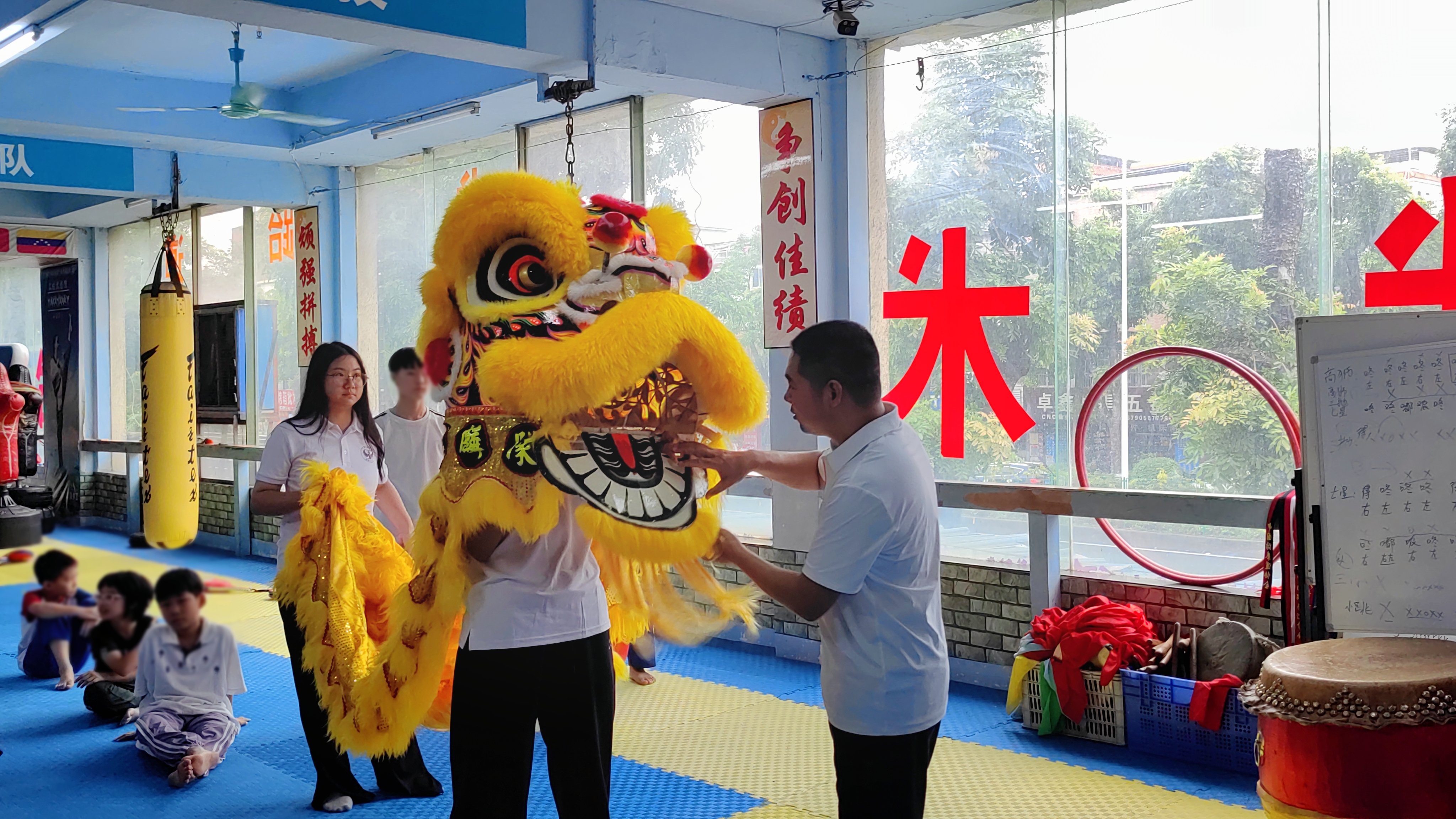 麒麟舞非遗传承人对青年学子展开基础教学.jpg